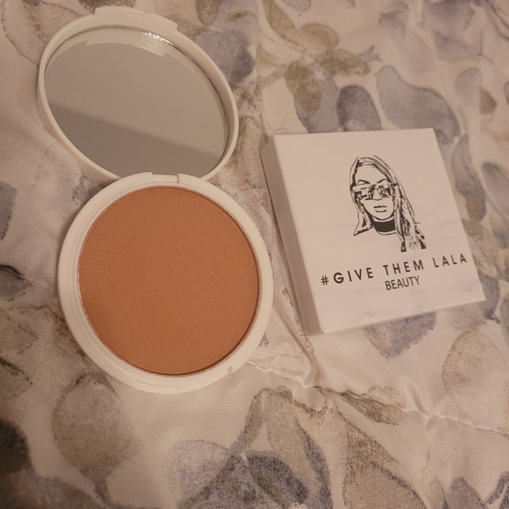 Give them Lala Beauty Bronzer